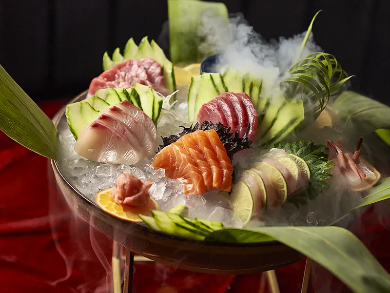 Ontdek waarom een diner in een Japans restaurant bij Akai meer is dan sushi, met verfijnde gerechten, rooftop views, feestelijke sfeer en signature cocktails.