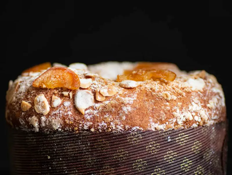 a close up of a cake on a table | Immagine di blackieshoot, su https://unsplash.com/@blackieshoot?utm_source=centralapp&utm_medium=referral
