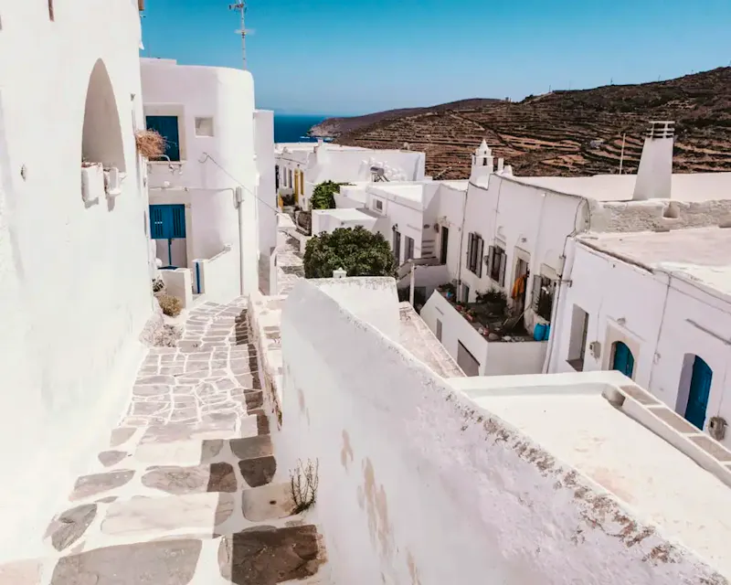 Cyclades : Où le Bleu de la Mer Rencontre le Blanc des Villages