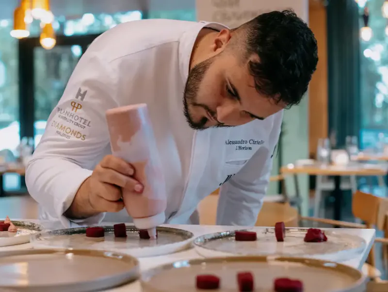 ALEXANDRE CIRIELLO À SOFIA POUR UN MEETING SUR LA GASTRONOMIE DURABLE. Notre chef a récemment visité Sofia, la capitale de la Bulgarie, pour un événement spécial à l'HRC Academy, une école internationale de cuisine.