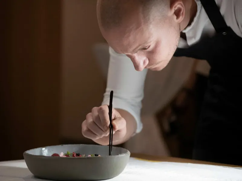 Tijdens het open huis van Horeca Forma Be Pro gaf de jonge chef-kok een masterclass over “Sublimeren van een bordopmaak”.