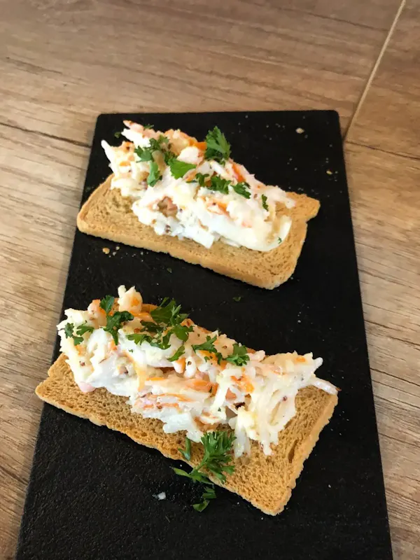 Toasts croustillants, salade coleslaw crémeuse, persil frais