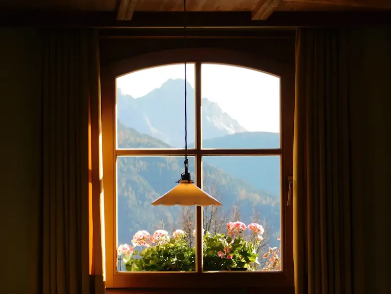 pendant lamp in front of window | Photo de Gabriel Tenan, sur https://unsplash.com/@tenans_?utm_source=centralapp&utm_medium=referral