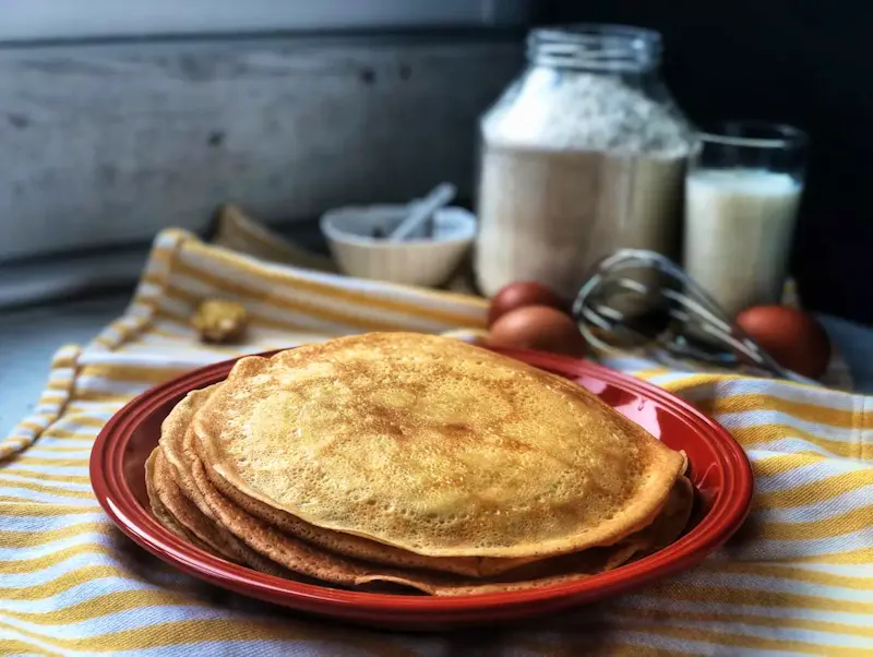 brown pie on red round plate | Photo de Evgheni Russu, sur https://unsplash.com/@genomontani?utm_source=centralapp&utm_medium=referral