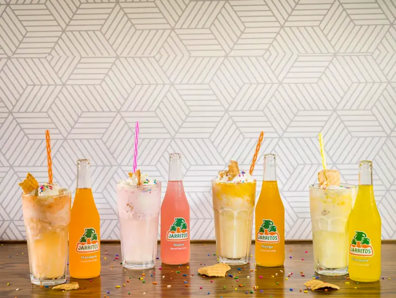 Photo de O Zio three coca cola bottles on brown wooden table | Photo de Jarritos Mexican Soda, sur https://unsplash.com/@jarritos?utm_source=centralapp&utm_medium=referral