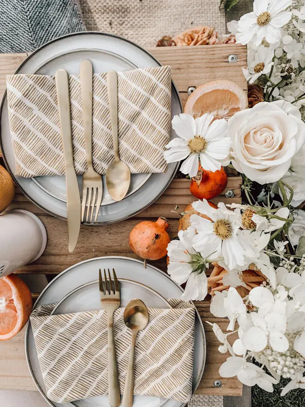 white and orange flowers on brown woven basket | Foto door Nicole Herrero, op https://unsplash.com/@nicolesherrero?utm_source=centralapp&utm_medium=referral