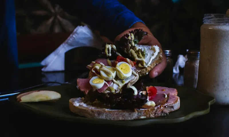 person holding piece of cake | Photo de Louis Hansel, sur https://unsplash.com/@louishansel?utm_source=centralapp&utm_medium=referral