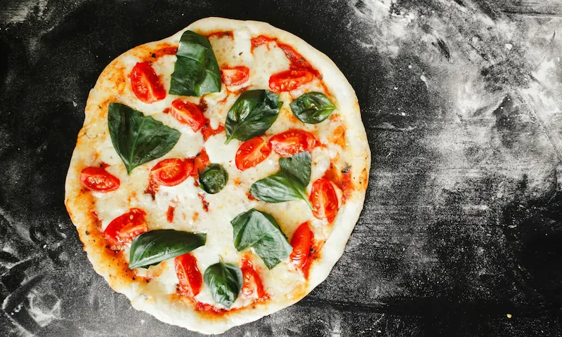 pizza with green leaf vegetable | Photo de Inna Gurina, sur https://unsplash.com/@innagurina?utm_source=centralapp&utm_medium=referral