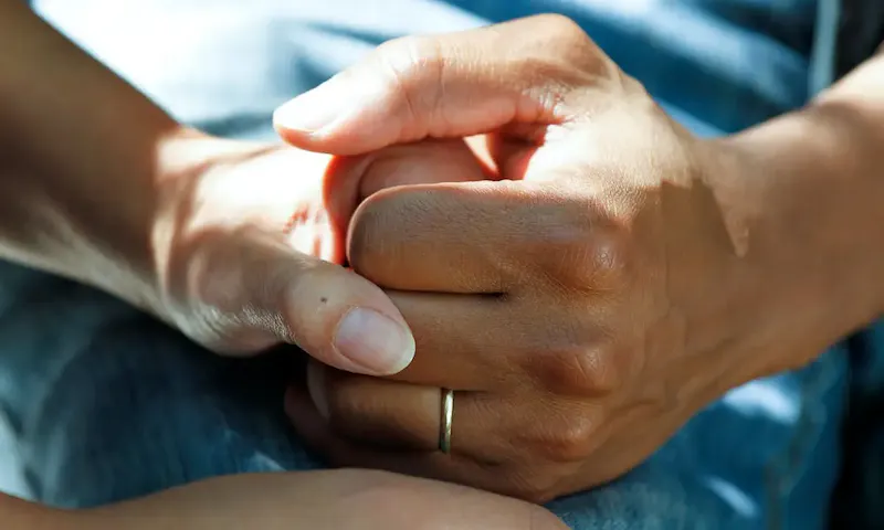 person wearing gold wedding band | Photo de National Cancer Institute, sur https://unsplash.com/@nci?utm_source=centralapp&utm_medium=referral