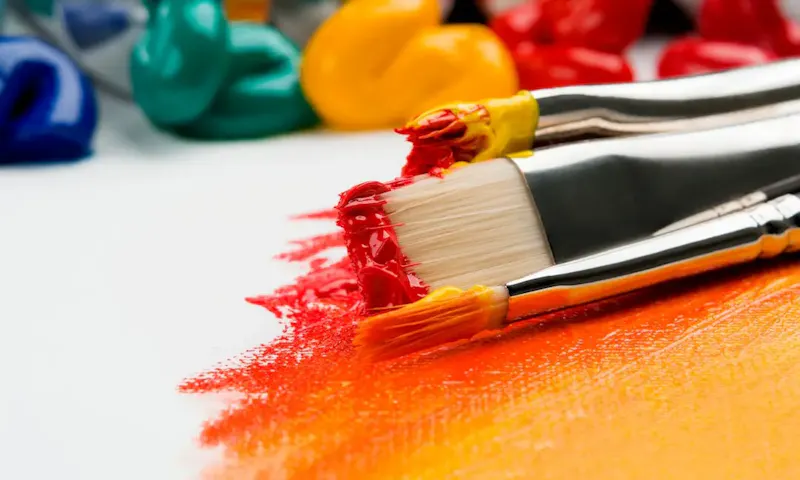 Fotografía de Espai Nu three silver paint brushes on white textile | Foto de Anna Kolosyuk, en https://unsplash.com/@anko_?utm_source=centralapp&utm_medium=referral