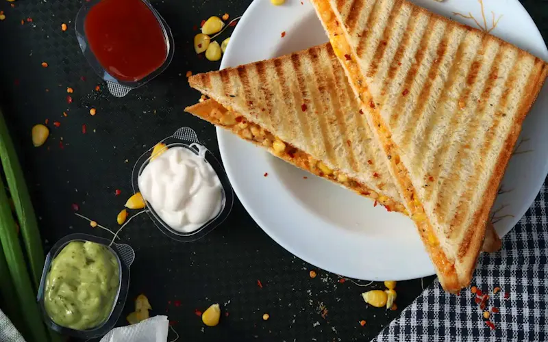 toasted bread with tartar sauce | Photo de Pixzolo Photography, sur https://unsplash.com/@pixzolo?utm_source=CentralApp&utm_medium=referral