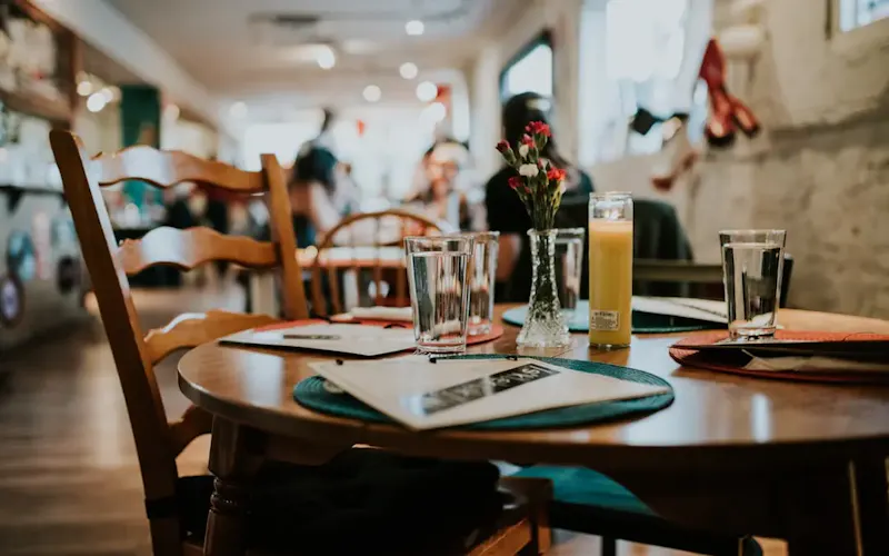 clear drinking glass on table | Photo de Sandra Seitamaa, sur https://unsplash.com/@seitamaaphotography?utm_source=centralapp&utm_medium=referral