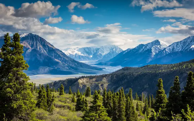 Photo de La Cantoniera green mountain across body of water | Photo de Kalen Emsley, sur https://unsplash.com/@kalenemsley?utm_source=centralapp&utm_medium=referral