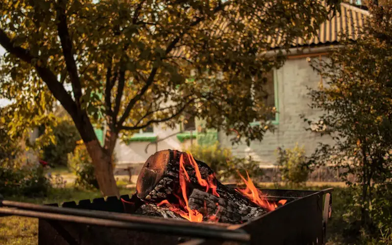 a fire pit with a pile of fire on it | Bild von Oleksii Piekhov, auf https://unsplash.com/@opiekhov?utm_source=CentralApp&utm_medium=referral