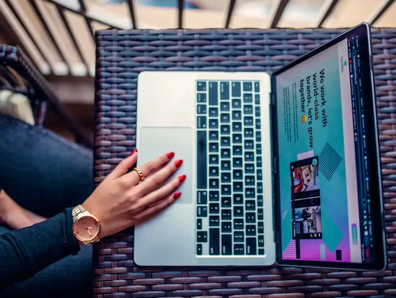 a woman using a laptop computer on a table | Photo de Chase Chappell, sur https://unsplash.com/@chappelldigitalmarketing?utm_source=centralapp&utm_medium=referral