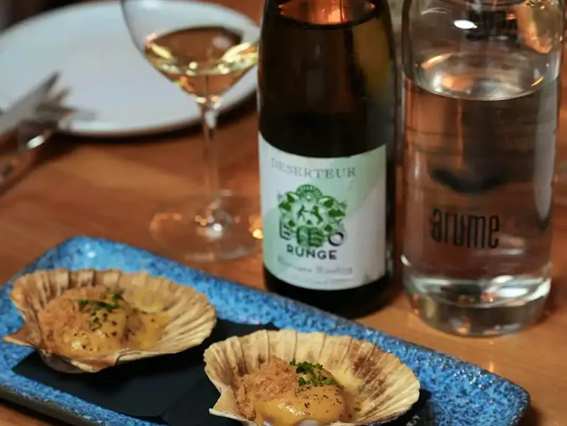 Restaurante en el Raval con cocina gallega contemporánea, arroces y producto de calidad. Descubre dónde comer bien en el corazón de Barcelona.