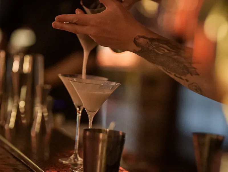 Akai Brussel is dé rooftop bestemming voor eten, cocktails en skyline views. De beste cocktailbar van Brussel.