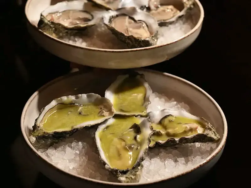 Descubre qué hacer en el Raval y dónde comer bien en este barrio lleno de cultura, historia y gastronomía con personalidad en Barcelona.