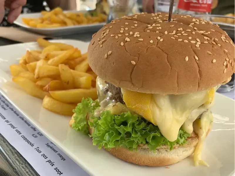 ChatGPT a dit :  Burger gourmet, fromage fondant, salade croquante, frites dorées