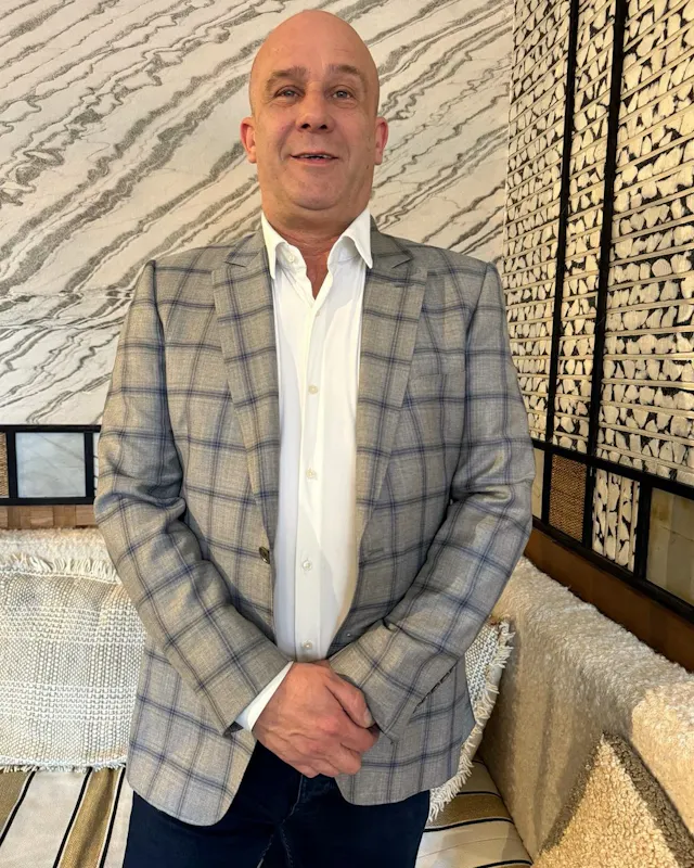 Ontdek de ziel en passie van onze Restaurant Manager, de dirigent die het tempo van onze zaak bepaalt! Zijn veeleisende normen en uitstekende interpersoonlijke vaardigheden maken van hem een echte restaurantexpert.