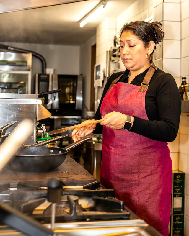 Karina est l’âme culinaire du restaurant. En cuisine, elle incarne tout ce qui fait la beauté d’une vraie osteria italienne : la générosité, la simplicité élégante, et ce supplément d’âme qu’on ne trouve que dans les maisons où l’on cuisine avec le cœur.