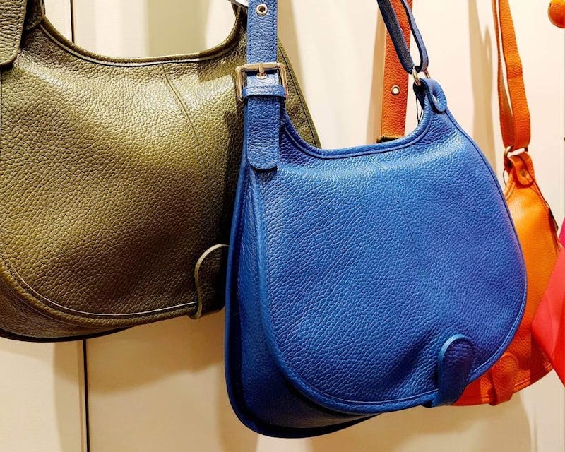 Écharpes, foulards, sacs à main, bijoux originaux…