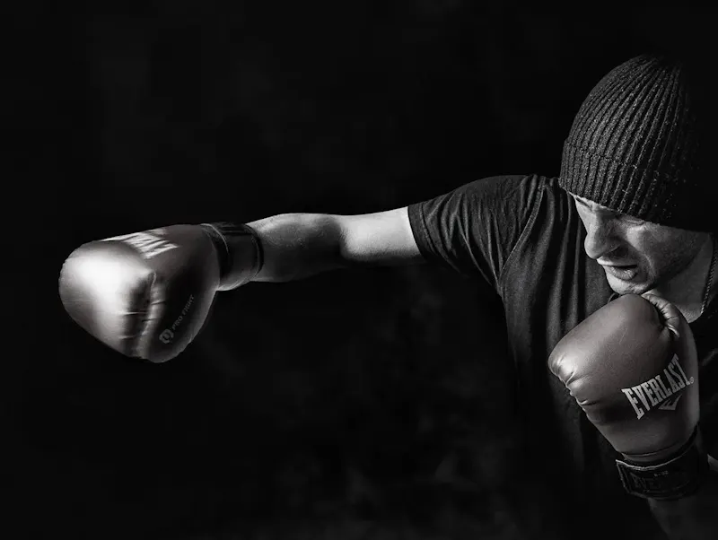A powerful black and white image of a boxer throwing a punch, showcasing strength and focus. | Photo de Pixabay, sur https://www.pexels.com/@pixabay?utm_source=centralapp&utm_medium=referral