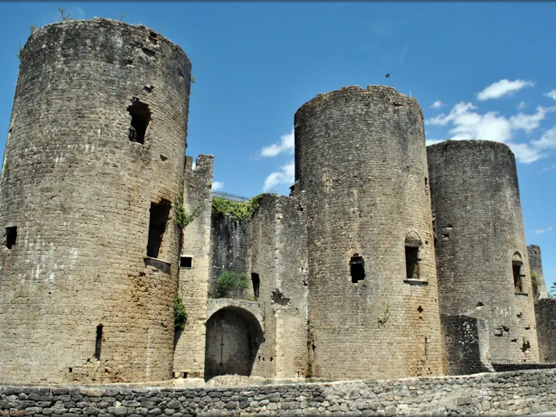 Classé Monument Historique et riche de 700 d’Histoire, le Château de Villandraut se trouve à quelques mètres du restaurant Le Médiéval.