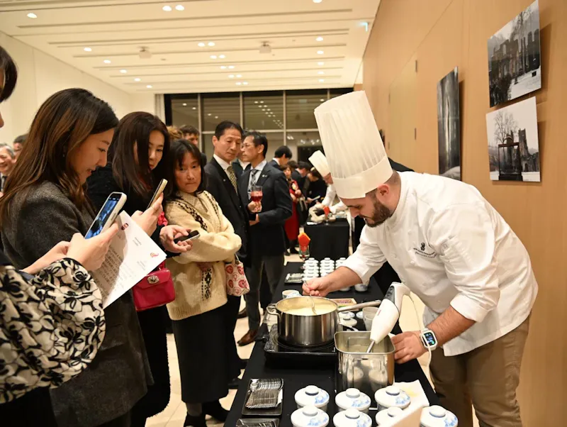 Alexandre Ciriello à Tokyo pour une collaboration unique. Notre chef a brillé à Tokyo : Jury Monde Sélection, Cuisine à l’ambassade belge, et un chawanmushi fusion belgo-japonaise. Une vitrine pour notre savoir-faire.