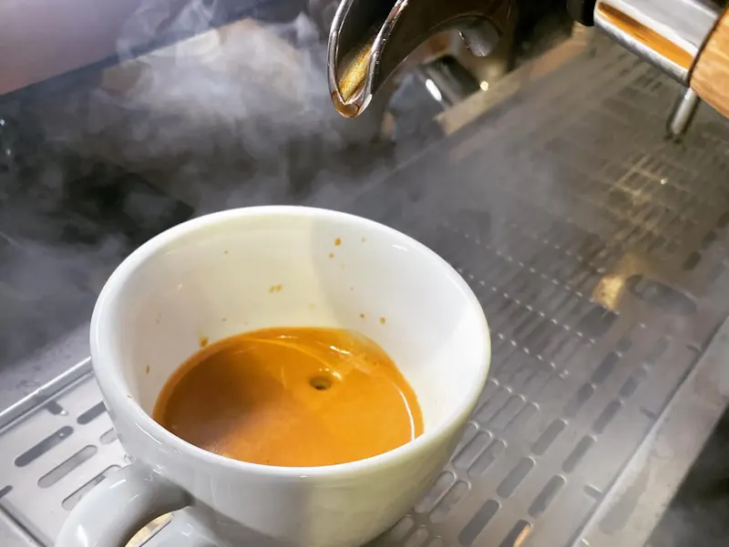 Dear food lovers and tradition enthusiasts, did you know that coffee in Greece is much more than just a dose of caffeine?