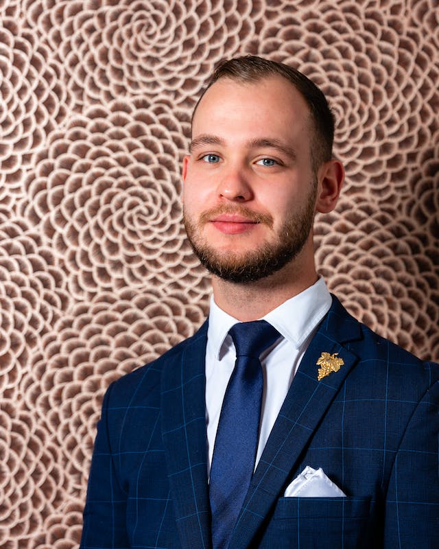 Lény Michel has become an iconic figure at L’Horizon. A master of pairings, both alcoholic and non-alcoholic, he will surprise you for a memorable evening. With passion, he has crafted a wine list that reflects his personality. A semi-finalist in the Best Sommelier of Belgium competition, his talent and refined taste elevate every experience.