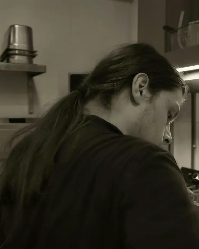 Fils de Christine, il est responsable de la partie froide et des plats brasserie,