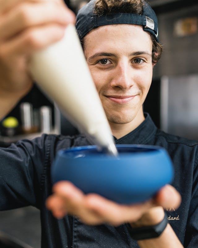 Simon Bodart, arrivé en 2018 au sein des cuisines. Cet ancien apprenti de Ferrandi a su gagner sa place pour passer de commis à second de la cheffe.