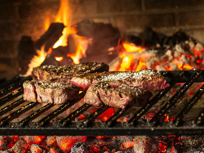 Chez "Lettre à Elise", à Ixelles, on ne sert pas seulement des grillades – on perpétue une tradition ancestrale qui remonte à des milliers d'années.