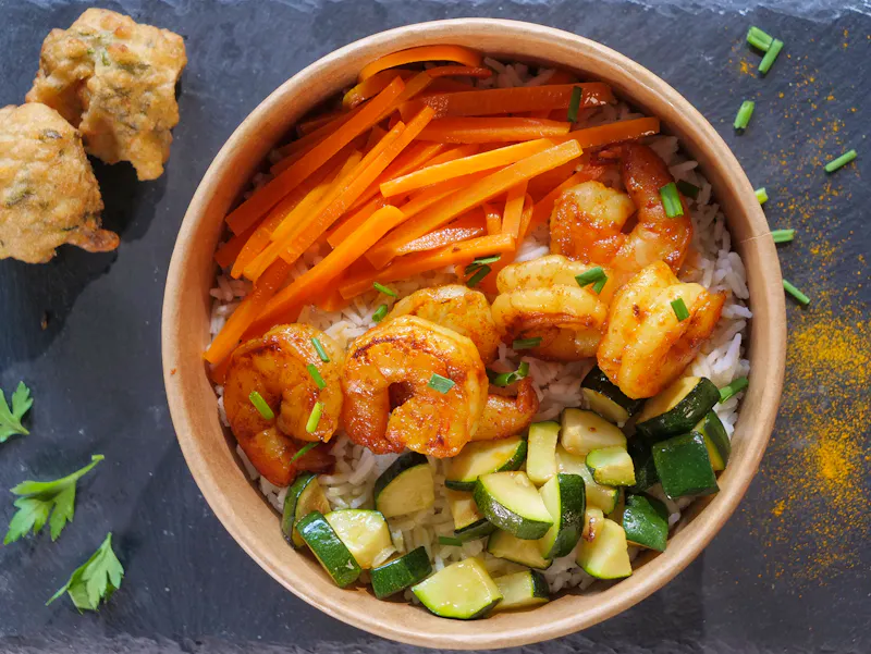 Photo de KALBAS Plat Kalbas Crevettes, accompagné de deux accras. Cuisiné sur place, faits maison avec des produits frais et Bio | Photo de Claudia Charlemagne, sur https://kalbas.fr