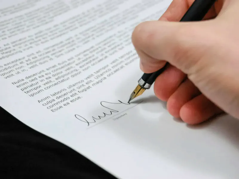 Close-up of a hand signing a legal document with a fountain pen, symbolizing signature and agreement. | Immagine di Pixabay, su https://www.pexels.com/@pixabay?utm_source=centralapp&utm_medium=referral
