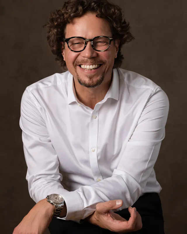 Passionate about well-being at work, I transformed my experience of stress into a driving force to reinvent management. Graduated from ICHEC, after an intense career in team management, I turned to coaching and psychotherapy. My goal: to help companies develop authentic managerial practices for a fulfilling work environment.