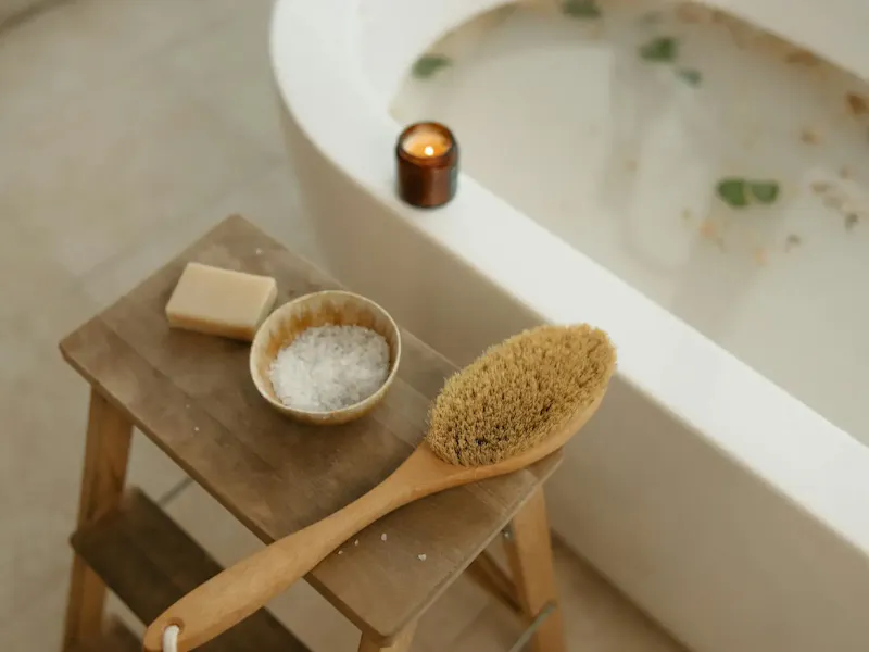 Brown Wooden Spoon on White Ceramic Sink | Immagine di Yaroslav Shuraev, su https://www.pexels.com/@yaroslav-shuraev?utm_source=centralapp&utm_medium=referral