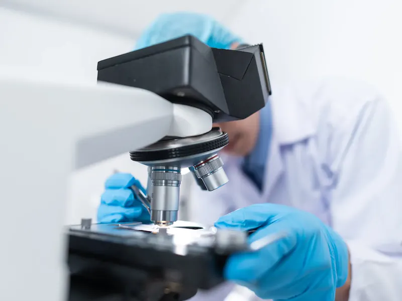 Scientist Using Microscope | Photo de Chokniti Khongchum, sur https://www.pexels.com/@chokniti-khongchum-1197604?utm_source=centralapp&utm_medium=referral