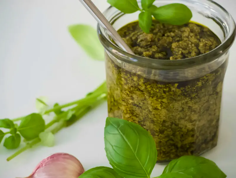 A detailed view of fresh homemade basil pesto with garlic and leaves. | Immagine di thea a, su https://www.pexels.com/@cphbythea?utm_source=centralapp&utm_medium=referral