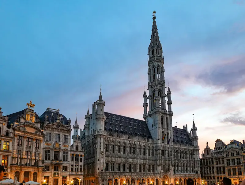 Gothic style Brussels Town Hall illuminated during sunset in the historic Grand Place. | Foto de Magda Ehlers, en https://www.pexels.com/@magda-ehlers-pexels?utm_source=centralapp&utm_medium=referral