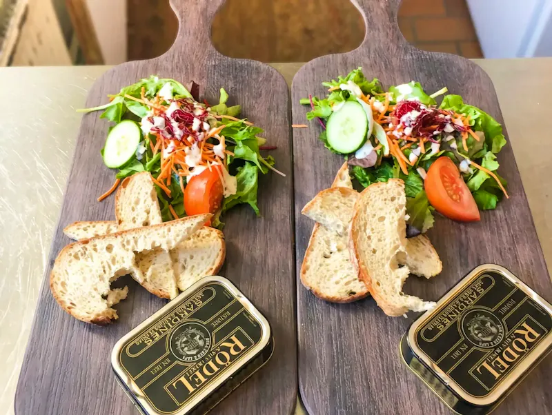 Éveillez vos Sens entre Patrimoine Culturel et Saveurs de Terroir L'Homme Bleu à Ittre offre une terrasse ombragée près du château et de ses sculptures. Savourez nos sardines Rödel et notre terroir. Réservez vite !