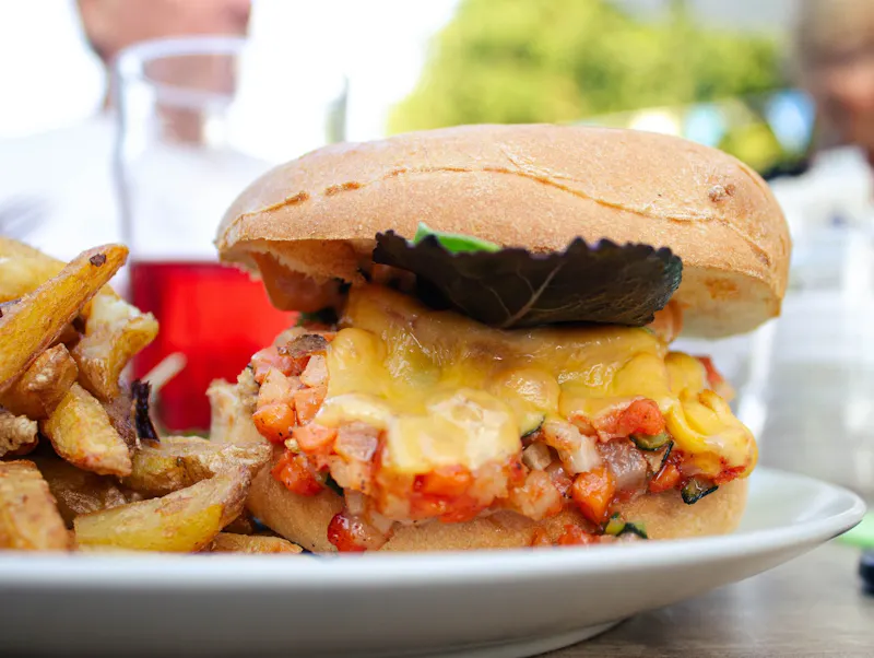 Burger végétarien maison à La Taverne de la Métairie à La Ville-aux-Dames, près de Tours : gourmand, coloré et plein de saveurs.