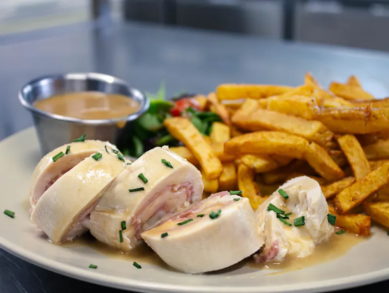 Ballotine de poulet maison à La Taverne de la Métairie à La Ville-aux-Dames, près de Tours : savoureuse, généreuse et réconfortante.