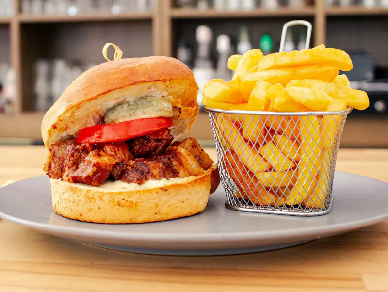 Découvrez le Burger Tourangeau maison à La Taverne de la Métairie à La Ville-aux-Dames, près de Tours : terroir, gourmandise et convivialité.