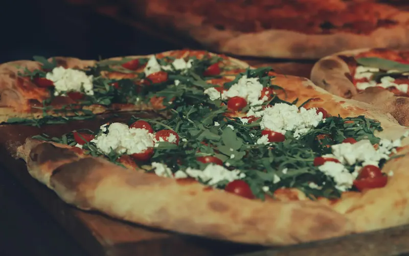 Close-up of a Pizza with Cheese, Cherry Tomatoes and Arugula | Immagine di Efrem  Efre, su https://www.pexels.com/@efrem-efre-2786187?utm_source=centralapp&utm_medium=referral