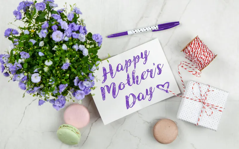 Fotografía de Cooper Thai Flat lay of Mother's Day card with purple flowers, gift, macarons, and a pen indoors. | Foto de George Dolgikh, en https://www.pexels.com/@george-dolgikh-551816?utm_source=centralapp&utm_medium=referral
