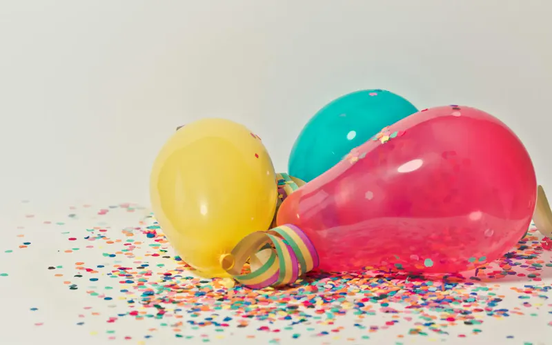 Foto di Ristopub route 77 Vibrant colorful balloons surrounded by confetti, perfect for party celebrations. | Immagine di Ylanite Koppens, su https://www.pexels.com/@nietjuhart?utm_source=centralapp&utm_medium=referral