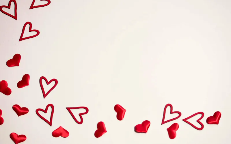 Foto di Bella Palermo Gastronomia Siciliana Red hearts scattered on a white background, ideal for Valentine's Day or romantic themes. | Immagine di Ylanite Koppens, su https://www.pexels.com/@nietjuhart?utm_source=centralapp&utm_medium=referral