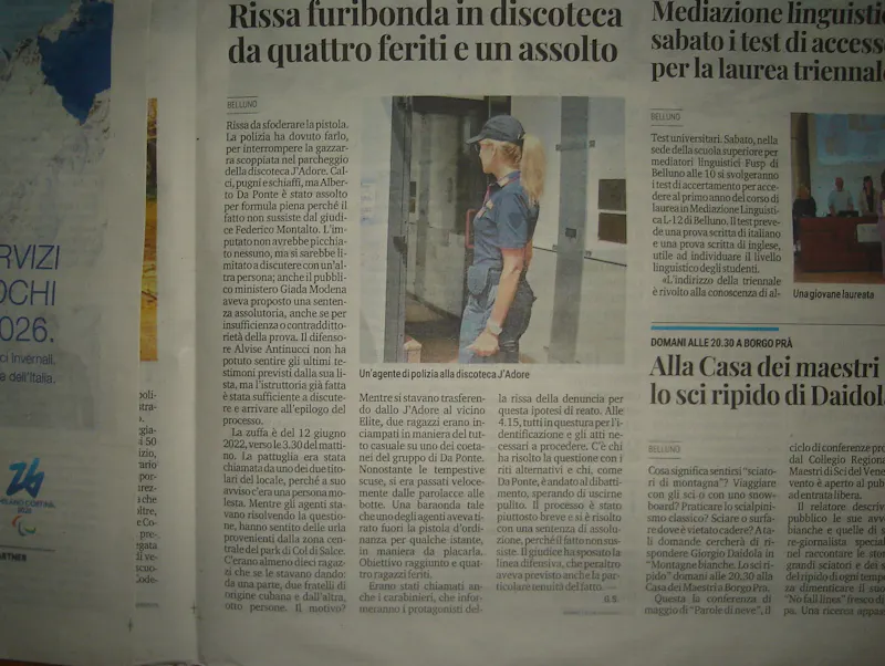 Interviene la polizia e seda la rissa estraendo le armi.